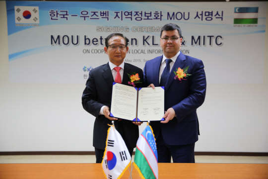 국내 358개의 정보화마을을 운영하는 한국지역정보개발원은 한국형 정보화마을 모델 전수에도 나서고 있다. 지난 5월 손연기 한국지역정보개발원장(왼쪽)과 후르쉬드 미르자히도프 우즈베키스탄 정보기술통신발전부 장관은 양국의 지역정보화 교류를 위한 업무협약(MOU)을 체결했다.  사진= 한국지역정보개발원 제공